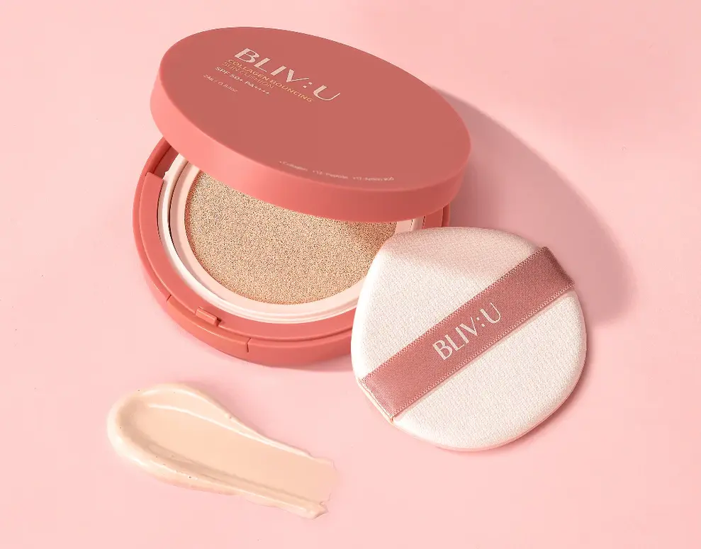 Cushion cu protecție solară BLIV:U Collagen Bouncing Sun Cushion SPF50+ PA++++ cu efect de uniformizare a nuanței, reîncărcare cu colagen pentru elasticitate și un finisaj luminos natural. 